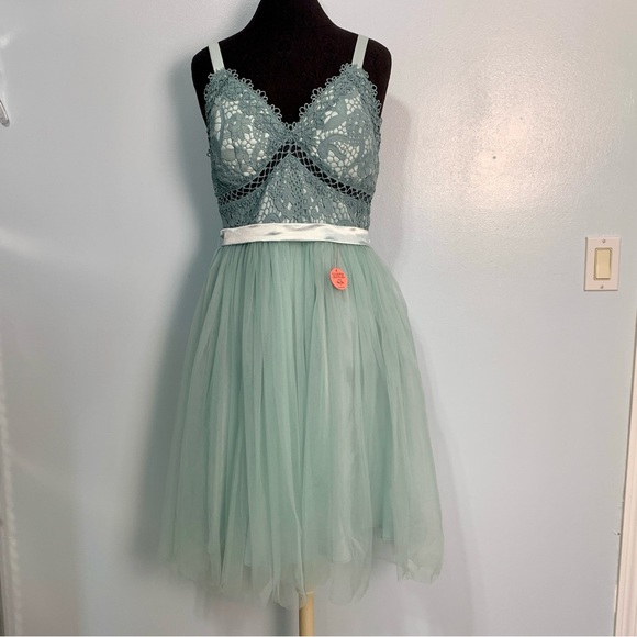 NWT ASOS Chi Chi London Tulle Midi Dress With Lace Detail - Picture 6 of 11